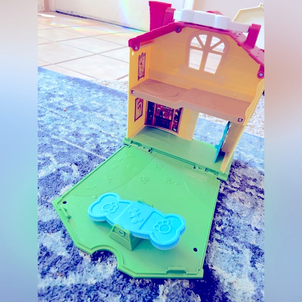 Disney Junior Puppy Dog Pals Stow And Go! House only, figures not included!